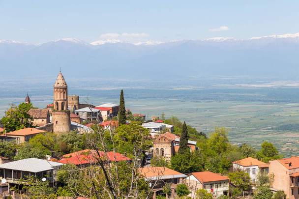 Вид на город Сигнаги и Кавказские горы, Грузия
 - Фото, изображение
