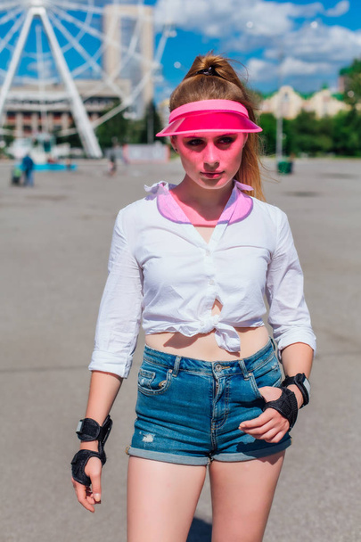 Porträt eines emotionalen Mädchens mit rosa Kappe Visier und schützenden - Foto, Bild