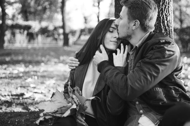 Lovely beautiful couple enjoying each other.  Beautiful autumn day. Lifestyle, happy couple of two play on a sunny day in the park. The concept of youth, love and lifestyle. - Fotoğraf, Görsel