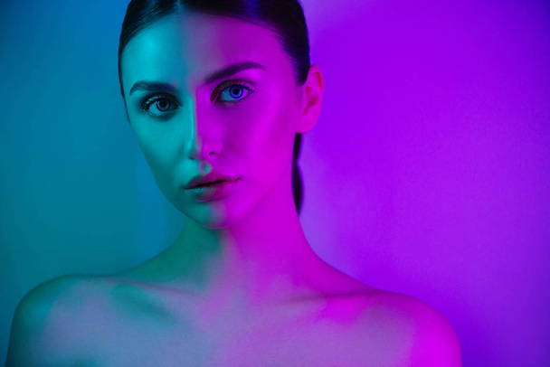High Fashion model girl in neon lights posing in studio, portrait of beautiful woman, trendy glowing make-up. - Foto, imagen