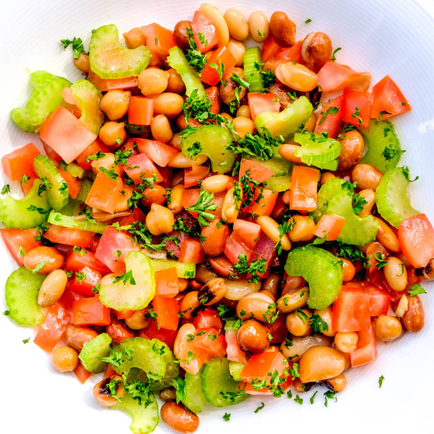 Verse vegetarische gemengde Bean zomer salade - Foto, afbeelding