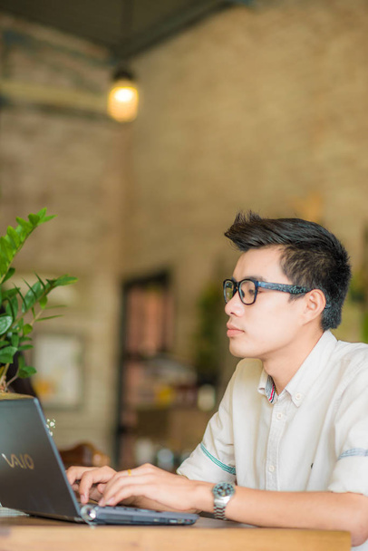 Negócios asiáticos homens trabalhando com laptop no café
 - Foto, Imagem