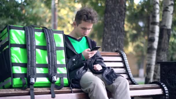 livreur avec sac à dos vert en attente de la commande de livraison
 - Séquence, vidéo