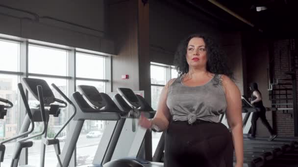 Όμορφη υπέρβαρη γυναίκα άσκηση με βαράκια στο γυμναστήριο - Πλάνα, βίντεο