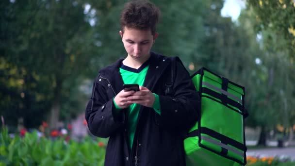 livreur avec sac à dos vert en attente de la commande de livraison
 - Séquence, vidéo
