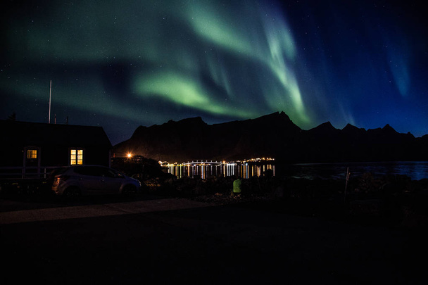 Észak-fények felett Reine a Lofoten szigeteken Norvégiában - Fotó, kép