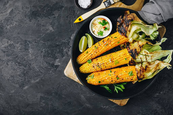 Roasted or grilled sweet corn cobs with garlic butter and lime.  - Foto, immagini