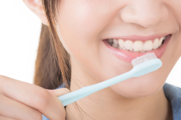 Крупним планом знімок чистки зубів жінки
. - Фото, зображення