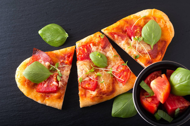 Food-Konzept hausgemachte Bio-Pizza mit Tomate, Basilikum und Schinken - Foto, Bild