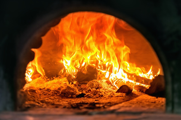 παραδοσιακή ιταλική πίτσα φούρνο με ξύλα, λεπτομέρεια φωτιά - Φωτογραφία, εικόνα