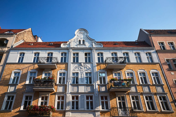 fachada Art Nouveau do edifício em Poznan
 - Foto, Imagem