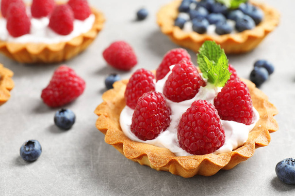 Delicious sweet pastry with berries on grey table, closeup - Foto, immagini