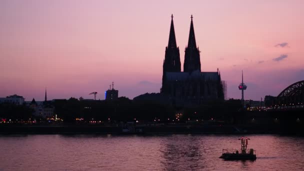 Skyline Koelner Dom goottilainen katedraali kirkko auringonlaskun Koeln, Saksa
 - Materiaali, video