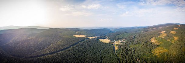 ルーマニアの山々の空中パノラマショット - 写真・画像