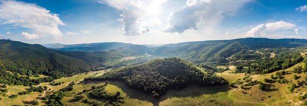 Foto aerea panoramica delle montagne della Romania
 - Foto, immagini