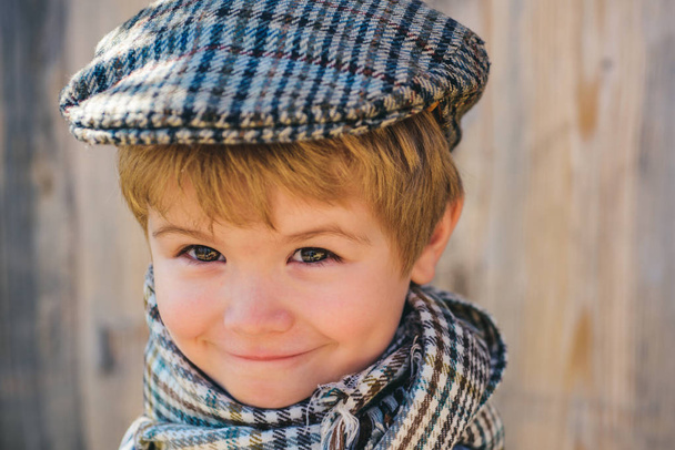 Μοντέλο μόδας για παιδιά. Χαριτωμένο παιδί. Το αγόρι με το καπέλο. Vintage παιδί ιδέα. Ωραίο χαμόγελο μωρού. Παιδικό πρόσωπο. - Φωτογραφία, εικόνα