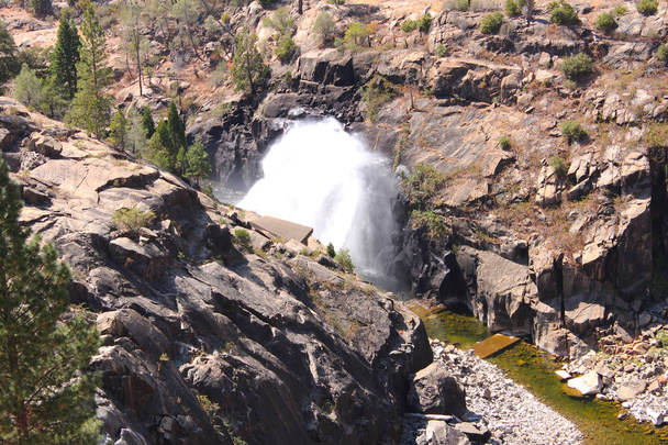 Água jorrando de Hetch Hetchy Dam, Parque Nacional de Yosemite
 - Foto, Imagem