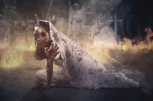 Bride Ghost csúszó az égő temető - Fotó, kép
