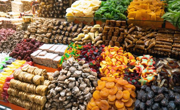 Sisällä Egyptin Bazaar tai Spice Bazaar vanhin basaari Istanbulissa kuivia hedelmiä ja makeaa karkkia ostoshalli
. - Valokuva, kuva