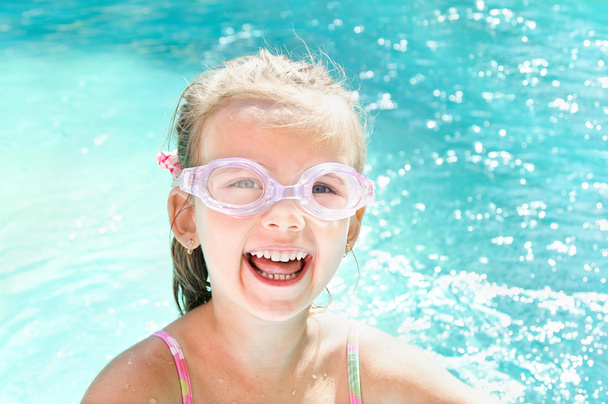 Красивая улыбающаяся девочка в бассейне
 - Фото, изображение