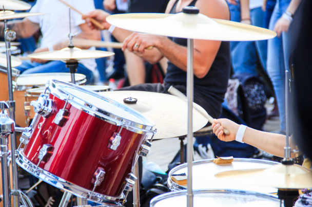 Straßenmusikband spielt auf verschiedenen Drum-Kits - Foto, Bild