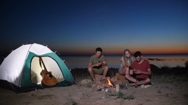 Freunde checken Handys auf Zeltreise - Filmmaterial, Video