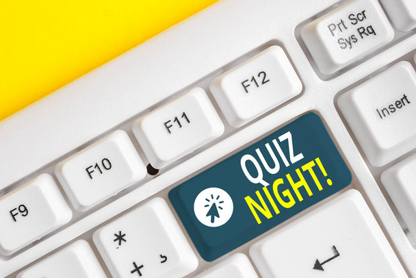 Word pisanie tekstu Quiz Night. Koncepcja biznesowa dla konkursu test wieczorowy wiedzy między osobami fizycznymi biała klawiatura PC z pustym papierze notatki powyżej białego tła klucza kopii miejsca. - Zdjęcie, obraz