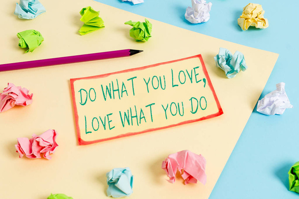 Пишу записку, показывающую "Делай то, что любишь". Деловое фото показывает вам возможность делать вещи, которые вам нравится работать в лучших местах, то цветные мятые бумаги пустой напоминание синий желтый
 - Фото, изображение
