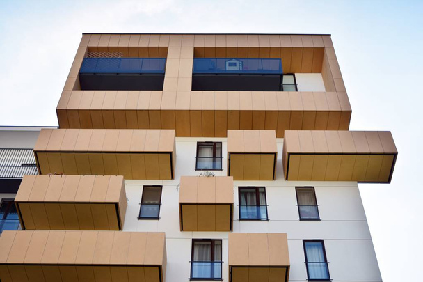 Modernos edificios de apartamentos en un día soleado con un cielo azul. Fachada de un moderno edificio de apartamentos - Foto, imagen