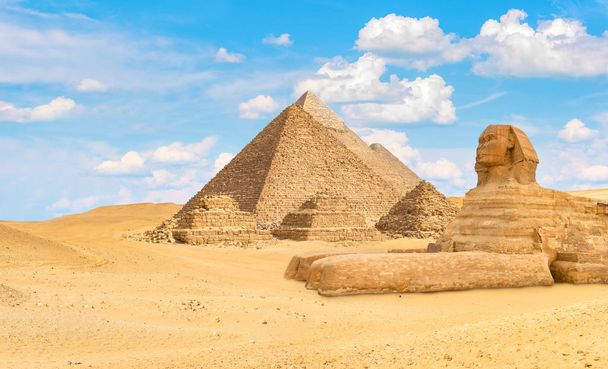 Pirámides antiguas y esfinge
 - Foto, imagen