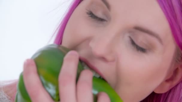Кусать в большой зеленый перец и нравится вкус его много
. - Кадры, видео