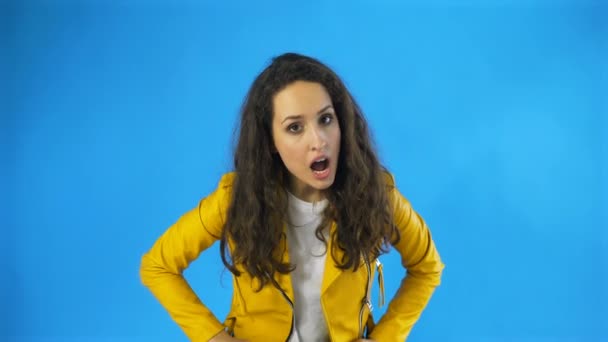 A very angry and frustrated woman in Studio with blue Background. - Filmmaterial, Video