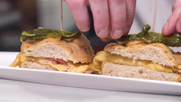 Şef lezzetli tipik İspanyol gıda, Omlet tapa veya Pintxo omlet hazırlanıyor. - Video, Çekim