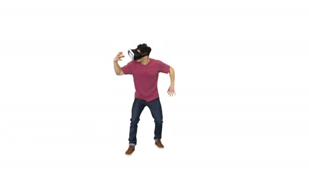 Amazed mies käyttää VR kuulokkeet lasit koskettaa ja vuorovaikutuksessa virtuaalitodellisuus maailma valkoisella pohjalla
. - Materiaali, video