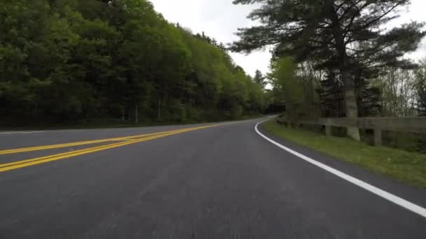 Conduire le long de garde-corps en bois dans les montagnes
 - Séquence, vidéo