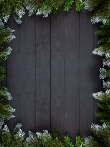 Noel veya Yeni Yıl dekorasyon arka plan: köknar ağacı dalları, renkli topları, siyah arka plan üzerinde şeker kamışı. Kopyalama alanı ile üst görünüm. Falt yatıyordu - Fotoğraf, Görsel