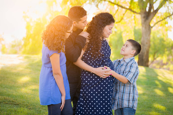 Hispânico grávida família retrato ao ar livre
 - Foto, Imagem