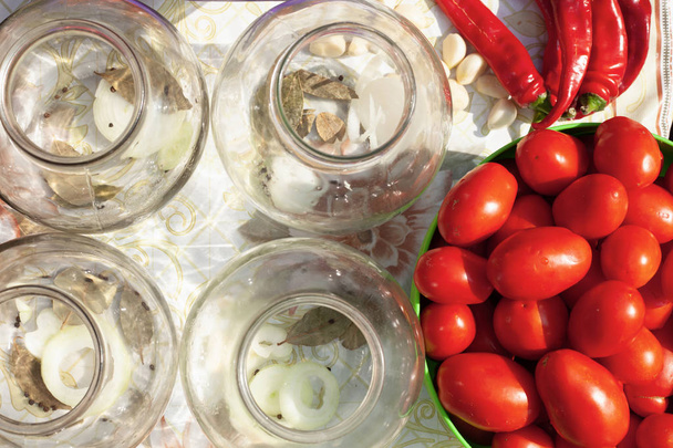 salamura domates ve biber turşusu işlemi, domates salamura için baharat ile kavanoz - Fotoğraf, Görsel
