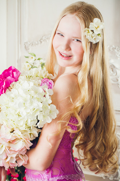 Портрет привабливої дівчини з довгим волоссям з квітами
 - Фото, зображення