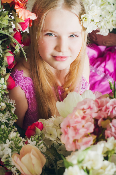 Portrait de jolie fille aux cheveux longs avec des fleurs
 - Photo, image