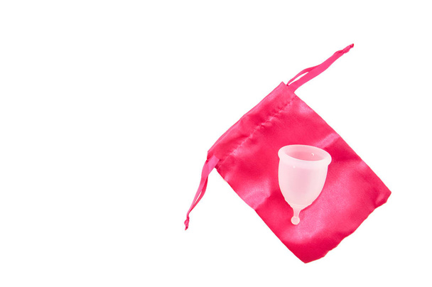 Környezetbarát hipelergén nőgyógyászati szilikon menstruációs csésze nőknek. Higiénikus szilikon tál gyűjtésére menstruációs vér a kezében, fehér alapon. Spórolj! - Fotó, kép