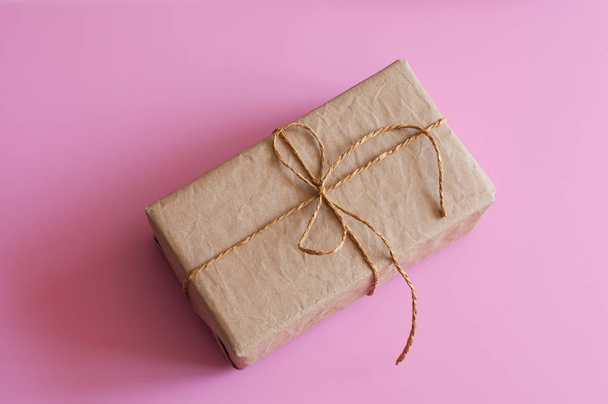 ギフトラッピング。ピンクの背景に、パックされた贈り物、ボックス、贈り物用の紙。バレンタインデー、誕生日、母の日のプレゼント。ギフトラッピングの準備。小包配達ボックス. - 写真・画像