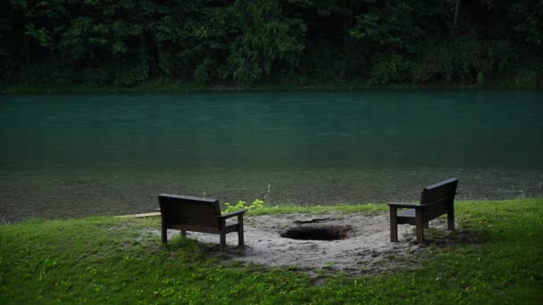 Prázdné lavice sedí poblíž řeky Skagit - Záběry, video