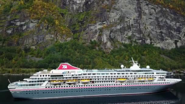 Geiranger fiordo e Lovatnet vista aerea lago in Norvegia - Filmati, video