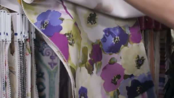 Mulher escolhe pedaços de tecido colorido na loja
 - Filmagem, Vídeo
