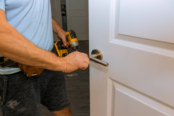 Hands repairing a door lock - Foto, Imagem