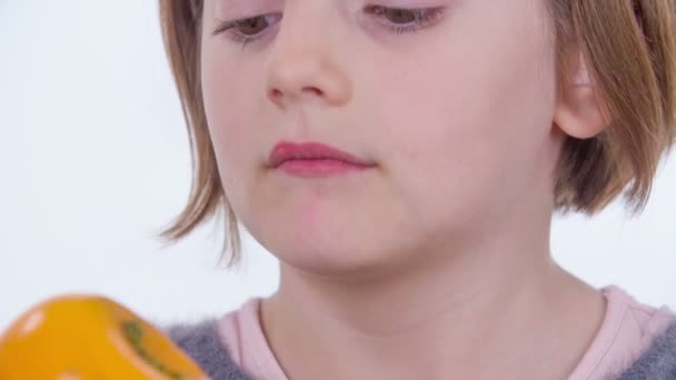 felvétel gyönyörű fiatal lány eszik elszigetelt fehér - Felvétel, videó