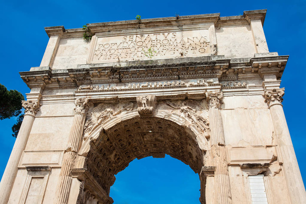 De boog van Titus, gelegen op de Velian Hill in Rome - Foto, afbeelding