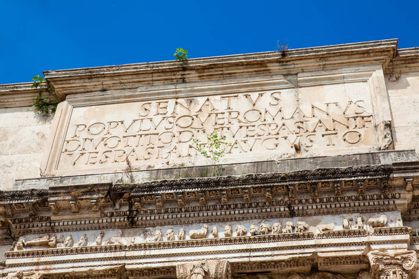Арка Тита, расположенная на Великом холме в Риме
 - Фото, изображение