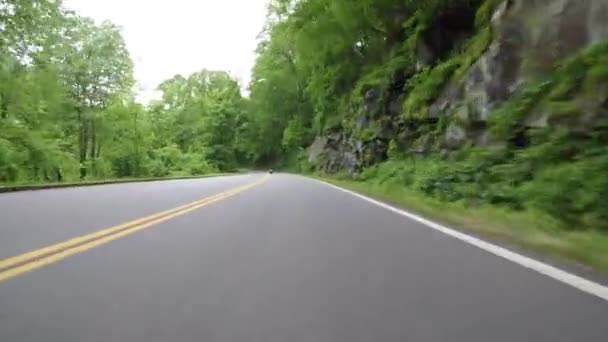 Siguiendo una motocicleta en las grandes montañas ahumadas a principios de verano
 - Metraje, vídeo